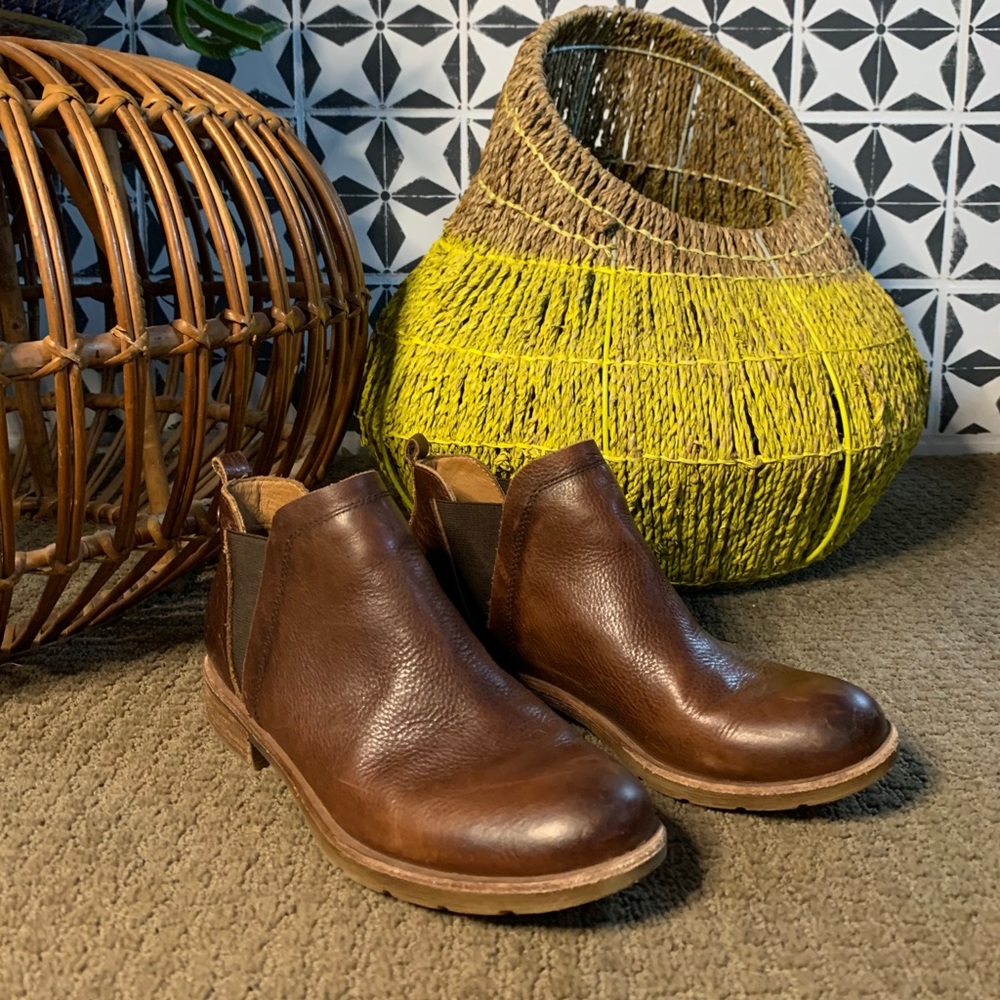 Brown leather Sofft booties